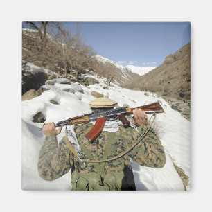 Imã Uma guarda de Mujahadeen anda com membe das força