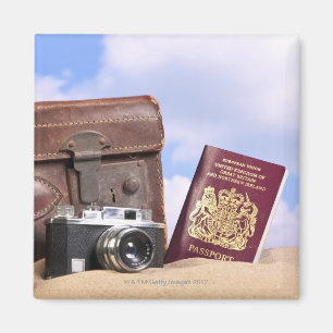Imã Uma mala de viagem de couro velha, uma câmera