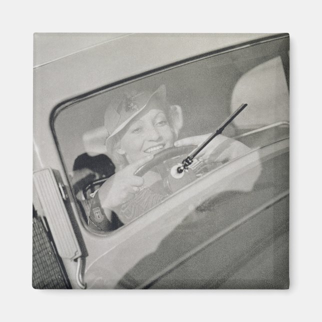 Imã Uma mulher dirigindo, c.1930s (fotogravura) (Frente)