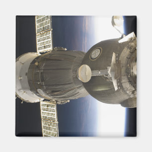 Imã Uma nave espacial de Soyuz backdropped pela terra