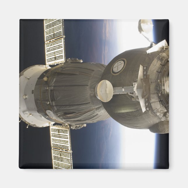 Imã Uma nave espacial Soyuz recuada pela Terra (Frente)
