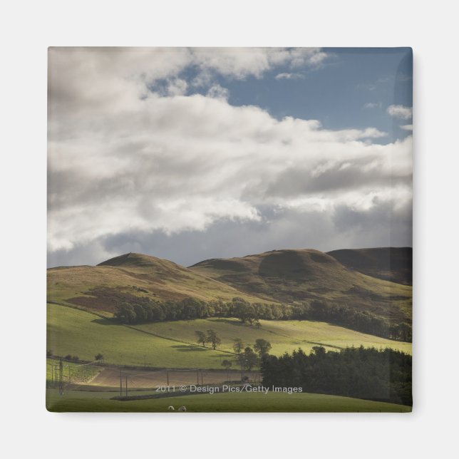 Imã Uma Paisagem Com Colinas Rolantes E Nuvens Sobreme (Frente)