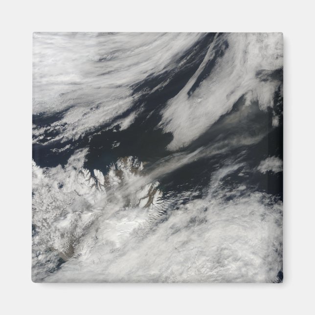 Imã Uma pluma de cinzas de cinza pálida sopra do cume (Frente)