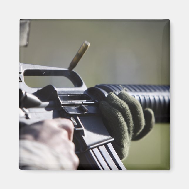 Imã Uma rodada voa da câmara de um M-16A2 (Frente)