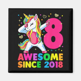 Imã unicórnio de 8 anos de idade fazendo dabbing anive