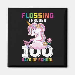 Imã Unicórnio Passando Fio Dental nos 100 Dias de Esco