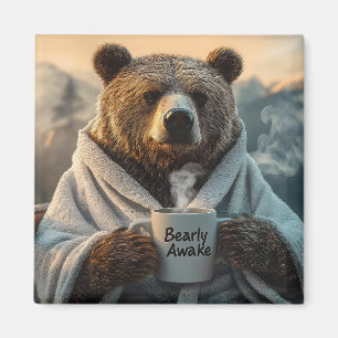 Imã Urso em Robe Segurando Caneca de Café