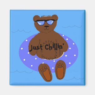 Imã Urso Relaxando em um Tubo Interno