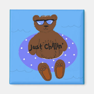 Imã Urso Relaxando em um Tubo Interno