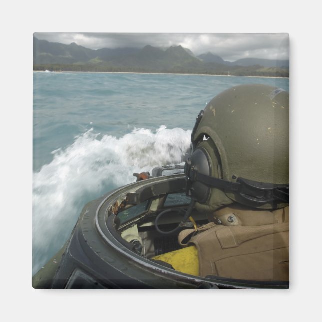 Imã US Marine dirigindo um veículo anfíbio de agressão (Frente)