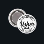 Imã Usuário Personalizado com Nome Personalizado e Dat<br><div class="desc">Celebre seu dia de casamento com um presente único e significativo para seus contínuos! Este Magneta personalizado apresenta seu nome e sua data de casamento, criando uma manutenção especial para obrigado-los pelo seu papel no seu grande dia. Perfeito para exibição em geladeiras, armários, ou qualquer superfície magnética, é uma maneira...</div>