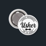 Imã Usuário Personalizado com Nome Personalizado e Dat<br><div class="desc">Celebre seu dia de casamento com um presente único e significativo para seus contínuos! Este Magneta personalizado apresenta seu nome e sua data de casamento, criando uma manutenção especial para obrigado-los pelo seu papel no seu grande dia. Perfeito para exibição em geladeiras, armários, ou qualquer superfície magnética, é uma maneira...</div>