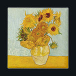 Imã Vasos de Girassóis de Vincent Van Gogh<br><div class="desc">Os Vasos com 12 Girassóis de Vincent Van Gogh são amarelos contra um fundo azul claro. Os girassóis mostram pinceladas fortes características do grande artista impressionista.</div>
