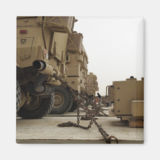 Imã Veículos militares são trancados em caminhonete (Frente)