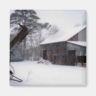 Imã Velho celeiro na foto de inverno da neve rural
