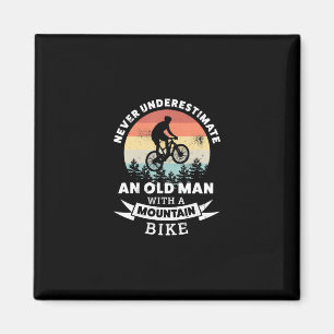 Imã velho com uma bicicleta de montanha mtb