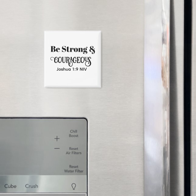 Imã Versículo Bíblico Forte e Corajoso Preto e Branco (In Situ (Fridge))