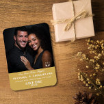 Ímã Viagem Casamento Ouro Elegante Salve a Data Foto<br><div class="desc">A história de amor de vocês é para as gerações futuras, e esse ímã elegante com tema de viagem para salvar a data é a maneira perfeita de anunciar que a jornada de vocês juntos está começando. Personalize com sua foto favorita, nomes, data do casamento e local para uma lembrança...</div>
