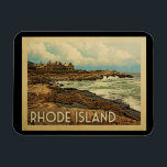 Ímã Viagens vintage Costeira de Rhode Island<br><div class="desc">Design de Rhode Island no estilo Viagens vintage com uma cena costeira com o oceano Atlântico e a terra rochosa cênica de Rhode Island. Obrigados à foto de Lee Coursey como base: http://bit.ly/1B9mXos</div>