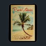 Ímã Viagens vintage de Palm de Puerto Vallarta<br><div class="desc">Uma impressão de arte,  no estilo viagens vintage,  moderna do século médio,  Porto Vallarta,  México. Ele apresenta uma palmeira curva na praia arenosa com oceano sob um céu azul nublado.</div>