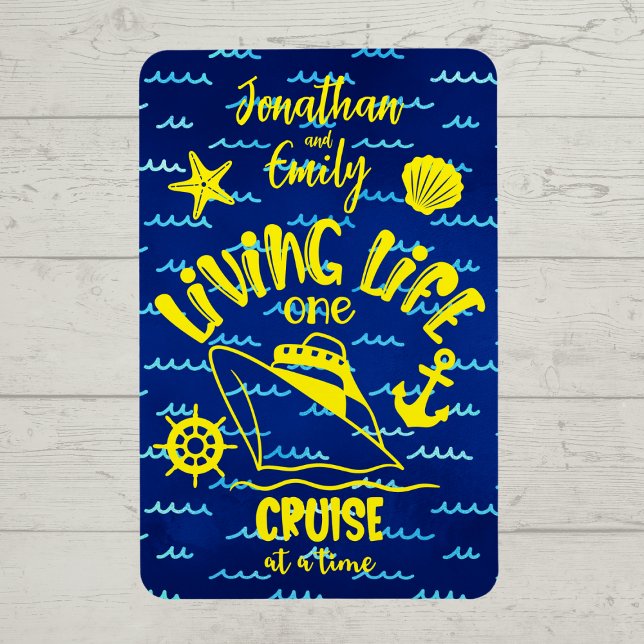 Ímã Vida personalizada Um Cruzeiro por Tempo Magno (Living life one cruise at a time.  Personalized cruise door magnet.)