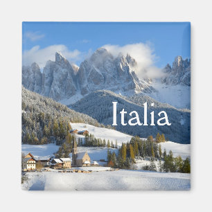 Imã Vila das dolomites no ímã do texto do inverno