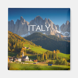 Imã Vila das dolomites no ímã do texto do quadrado d