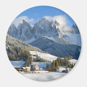 Imã Vila das dolomites no ímã redondo do inverno