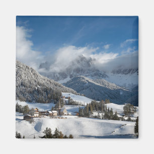 Imã Vila pequena com as montanhas das dolomites na