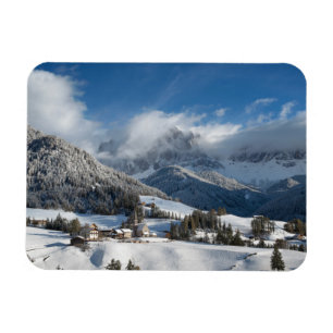 Ímã Vila pequena com as montanhas das dolomites na