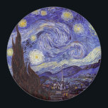 Imã Vincent Van Gogh Starry Night Vintage Fine Art<br><div class="desc">Vincent van Gogh Starry Night Fine Art Painting Starry Night Starry Night é uma pintura do artista poste-impressionista holandês Vincent van Gogh. O céu azul à noite está cheio de nuvens, estrelas e uma lua crescente brilhante. A Noite Estrelada é a única noturna na série de visões da janela do...</div>