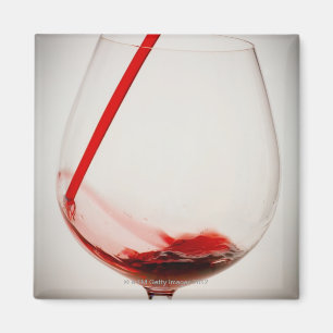 Imã Vinho tinto que derrama no vidro, fim-acima