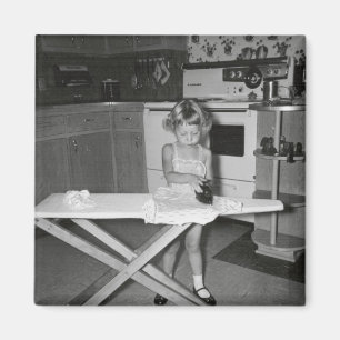 Imã Vintage 1950 Girl in Kitchen Magnet