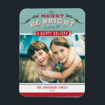 Ímã Vintage Be Feliz Bright Cotação Foto de Natal<br><div class="desc">Seja Feliz, Seja Brilhante | Traga um pouco de alegria de férias para sua casa com nosso Magnet de Natal personalizável! Perfeito para mostrar memórias queridas, este ímã permite que você personalize com sua foto festiva favorita, fazer uma adição única ao seu decoro de férias. Este imã de Natal ilustra...</div>