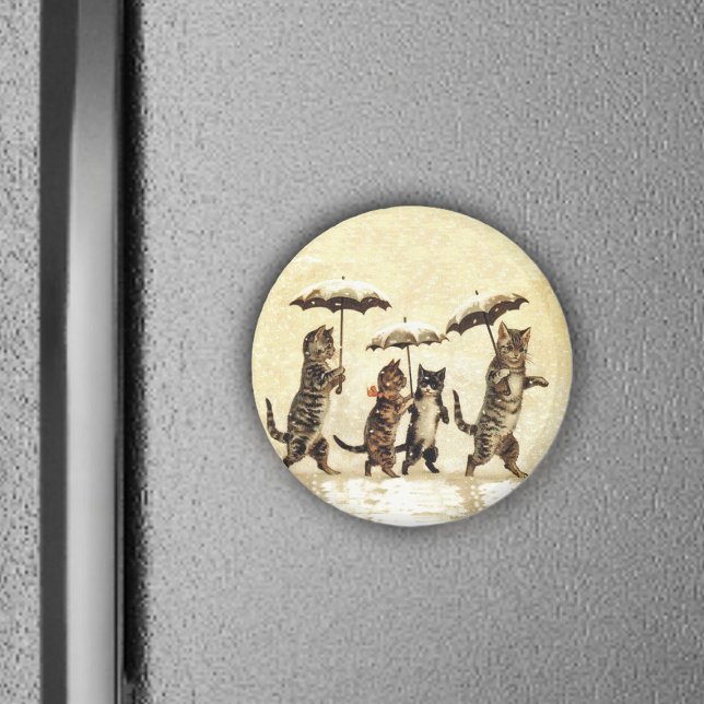 Imã Vintage Cats Umbrella Neve (Brown striped cats walking upright with umbrellas in snow on yellow round magnet.)
