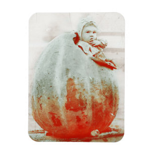 Ímã Vintage Child in a Giant Pumpkin