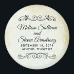 Imã Vintage Old-Timey Western Wedding Salvar Data<br><div class="desc">Salve o ímã de encontro com um simples design de sensação ocidental. Colocada numa imagem de papel pergaminho colorido de creme com aspecto de vintage. As bordas molhadas e envelhecidas dão-lhe uma vibração à moda antiga. Divisores decorativos com aparência de vintage rico com seu texto personalizado no meio.</div>