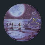 Imã Vintage Science Ficting Earth Rover Aliens na Lua<br><div class="desc">Ilustração vintage de aliens futuristas e robôs de ficção científica apresentando um clássico design de quadrinhos de 50. Design de ficção científica retrô com astronautas alienígenas em um planeta estrangeiro com veículo espacial, lunar ou lua e olhando para a Terra e o espaço exterior e acenando. Um céu escuro com...</div>