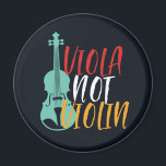 Imã Viola Not Violin Funny Violist Orchestra Music<br><div class="desc">Design de fã de música da orquestra retrorreflectora da Vintage para aqueles tocando instrumento musical de corda em uma banda de música ou sinfonia. Legal mercadoria de amante de música clássica para violista, violinista, músico e artista. Perfeito para professor de violino, fã de orquestra e aqueles que adoram tocar violino...</div>