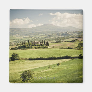 Imã Vista através da paisagem de Tuscan à casa da