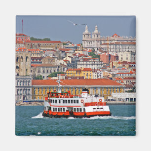 Imã Vista de Lisboa com o velho ferry no rio Tagus
