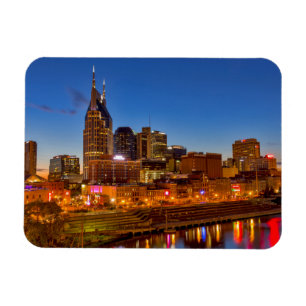 Ímã Vista do horizonte da cidade ao anoitecer