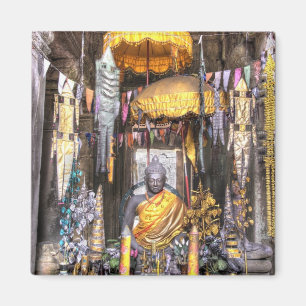 Imã Vista do templo budista dentro da área do altar,