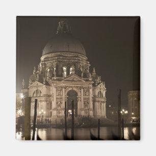 Imã Vista noturna através da água de San Giorgio Mag