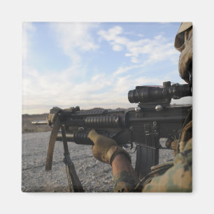 Imã Vistas de um soldado dentro a atear fogo em um