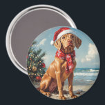 Imã Vizsla Dog Christmas Vintage Beach<br><div class="desc">Traga o calor dos feriados para a costa com esta charmosa design inspirada na vintagem, que apresenta um cão festivo sentado numa praia serena. Com um clássico toque de feriado de tons nostálgicos e vibrações costeiras, esta trabalho de arte captura a magia do Natal pelo mar. Perfeito para espalhar alegria...</div>