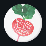 Imã Você Parece Radical | Veggie Pun<br><div class="desc">O engraçado design apresenta "você parece radishing" em tipografia de estilo branco escrita à mão, gravada com dentro a ilustração de rabanete vermelho de aquarela. Gatinho bonito para comida, chef, vegetariano ou noz de saúde na sua vida! Mais trocadilhos de vegetais disponíveis em nosso compro.</div>