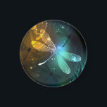 Imã Voo luminoso verde de libélula<br><div class="desc">Voo de libélula brilhante,  verde,  desenhada artisticamente,  com asas verdes e amarelas transparentes sobre fundo noturno brilhante com plantas pântanas e vagalumes. Dragonfly brilhante.</div>