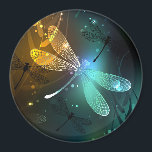 Imã Voo luminoso verde de libélula<br><div class="desc">Voo de libélula brilhante,  verde,  desenhada artisticamente,  com asas verdes e amarelas transparentes sobre fundo noturno brilhante com plantas pântanas e vagalumes. Dragonfly brilhante.</div>