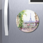 Imã Watercolor Eiffel Tower Paris Café Francês<br><div class="desc">Watercolor Eiffel Tower Paris French Cafe Decorative Magnets apresenta uma zona de assentos de café francês com aquarelas,  com Paris e a Torre Eiffel em segundo plano. Criado pelo Evco Studio www.zazzle.com/store/evcostudio</div>